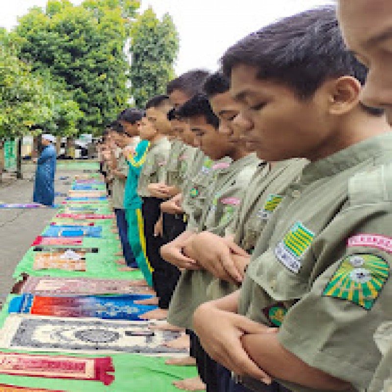 USTADZ MUHAMMAD ARIFIN, MPd MEMIMPIN SHOLAT DHUHA DI SMK PUSAT KEUNGGULAN SMK SWAST MUHAMMADIYAH 3 TERPADU PEKANBARU