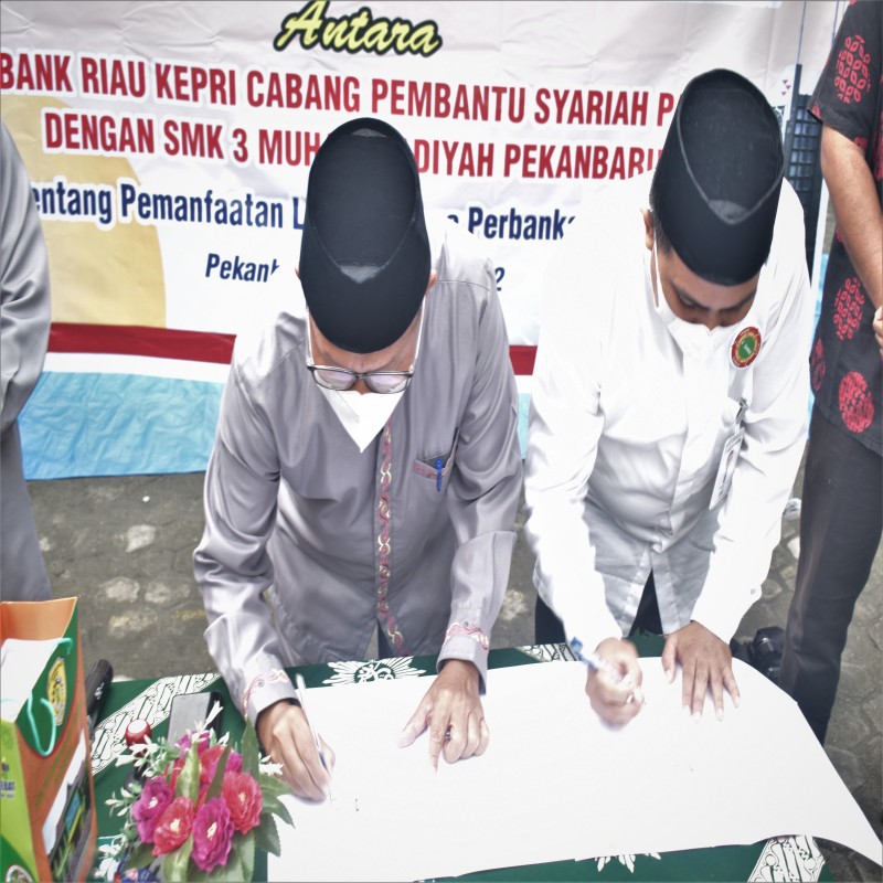 PENANDATANGANAN NOTA KESEPAHAMAN ANTARA PT. BANK KEPRI RIAU CABANG PEMBANTU SYARIAH ANTARA SMK MUHAMMADIYAH 3 TERPADU PEKANBARU